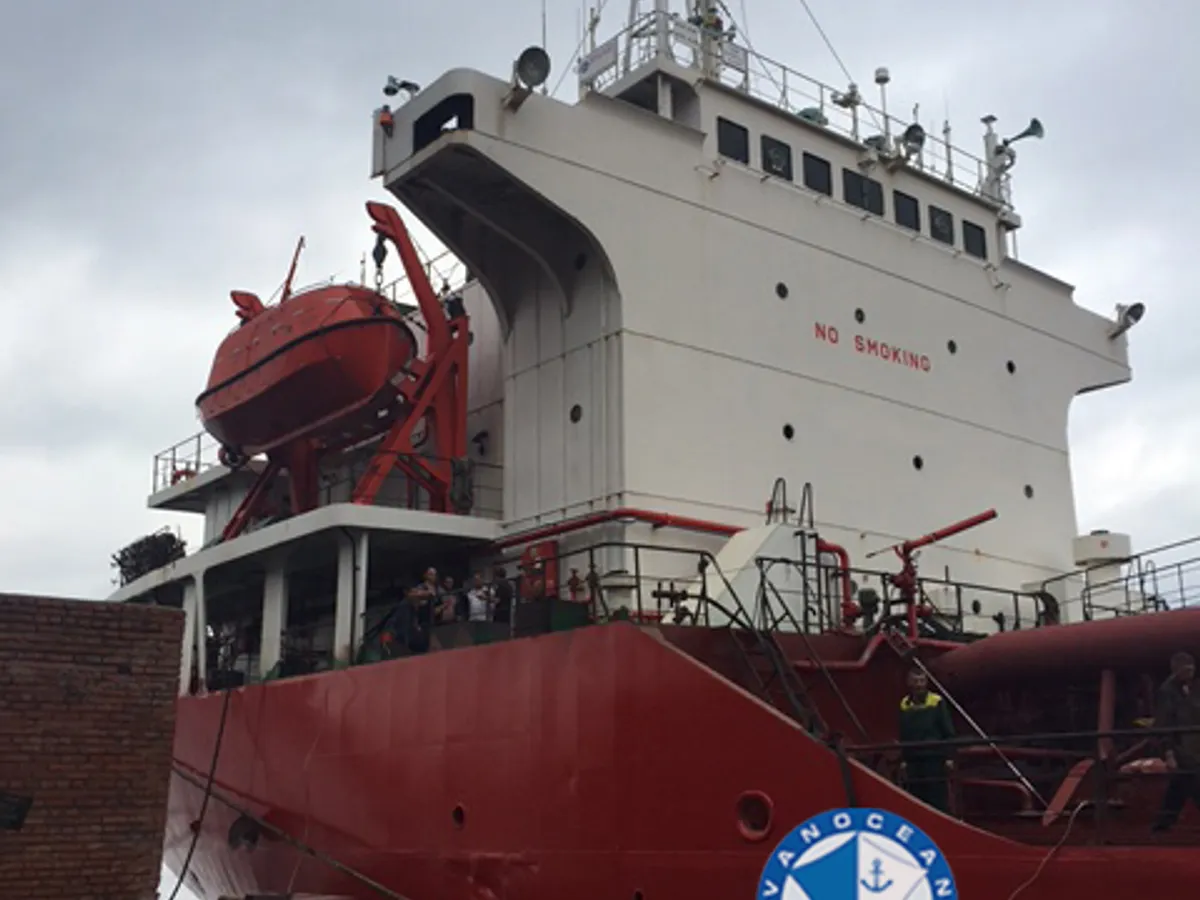 Kapal tanker minyak/bahan kimia kanggo didol