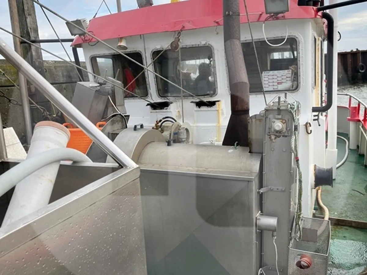 Kapal trawler berkas kanggo didol