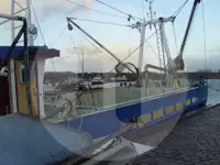 Kapal trawler berkas kanggo didol