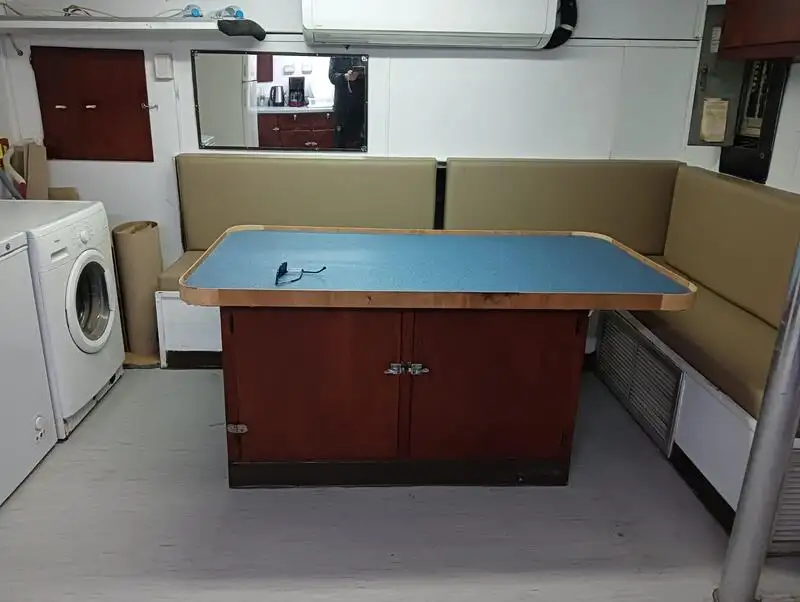 Kapal kontainer kanggo didol