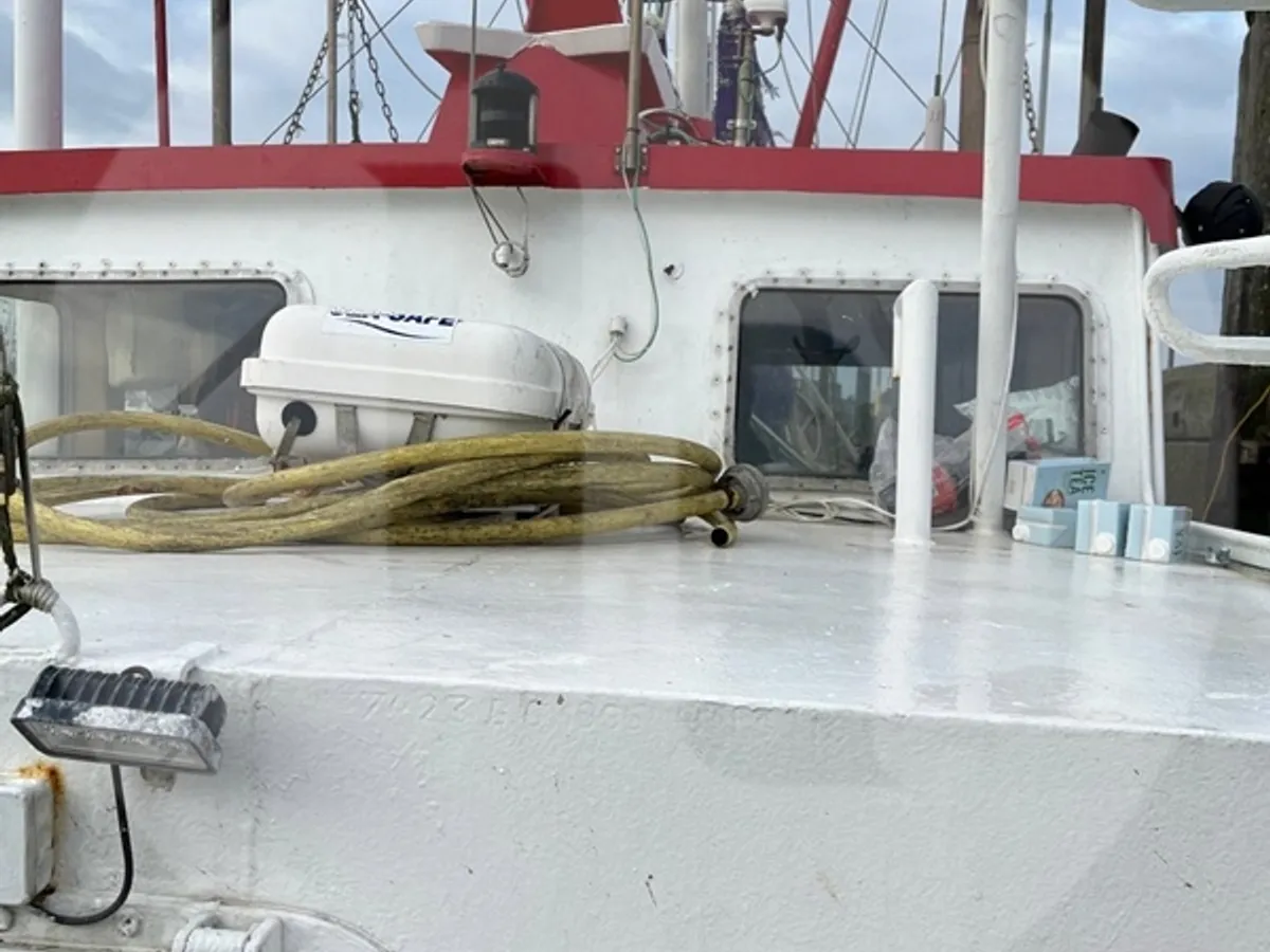 Kapal trawler berkas kanggo didol