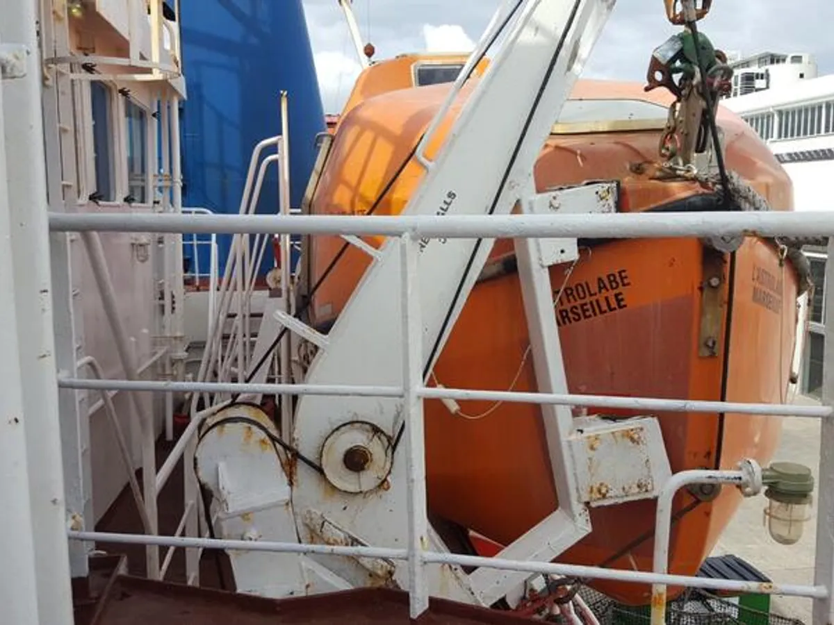 Kapal riset kanggo didol
