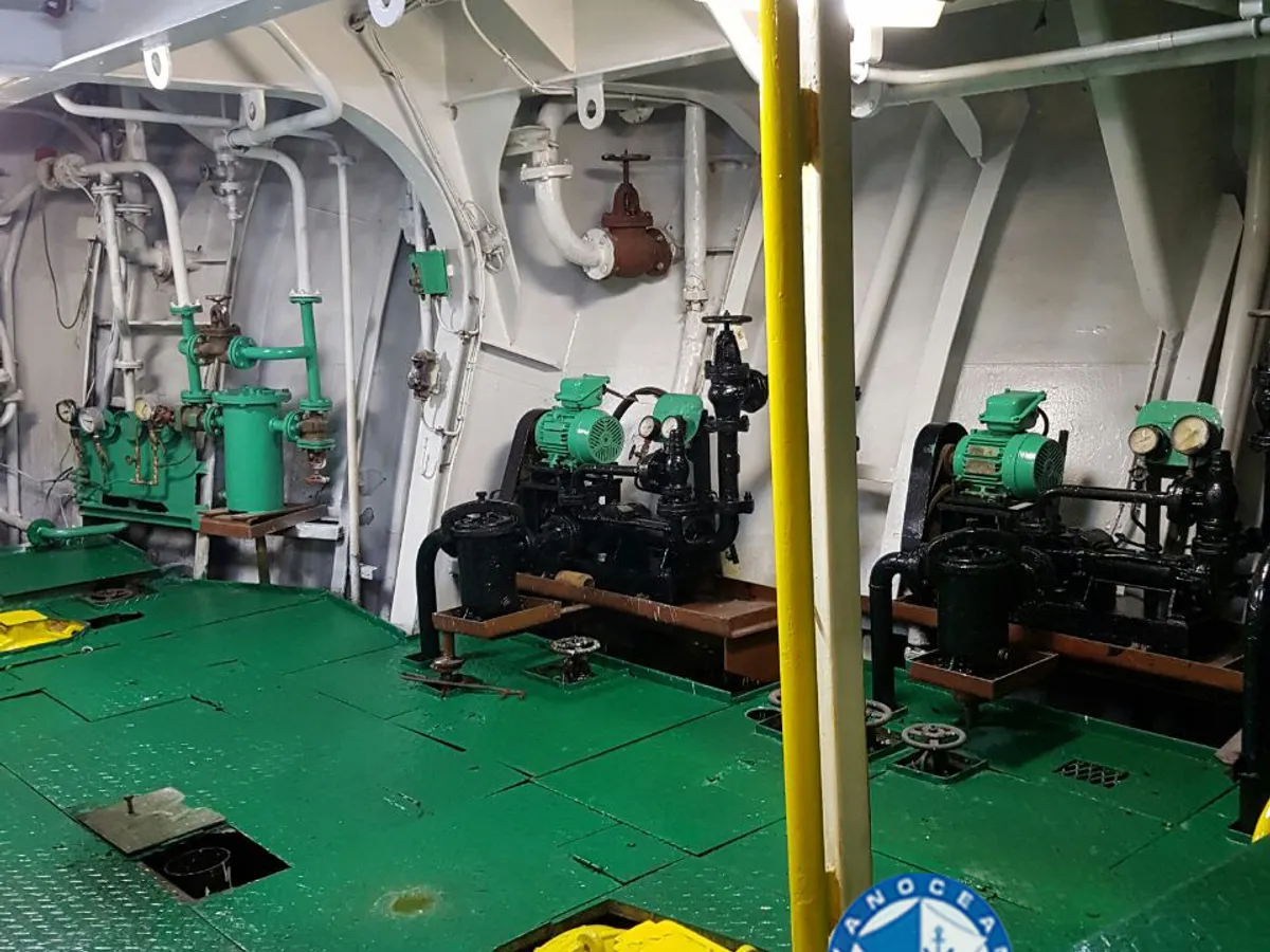 Kapal tanker minyak/bahan kimia kanggo didol