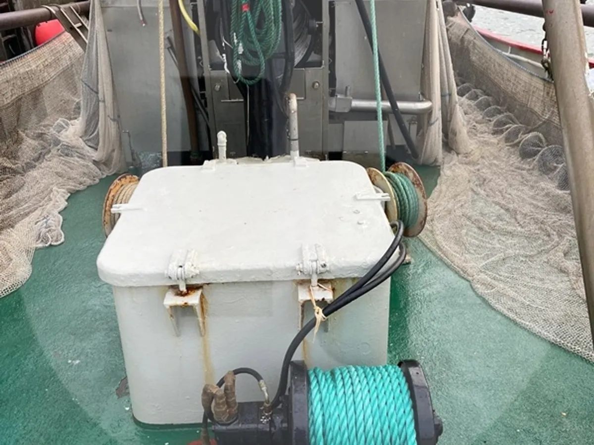 Kapal trawler berkas kanggo didol
