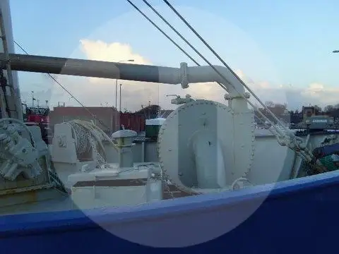 Kapal trawler berkas kanggo didol