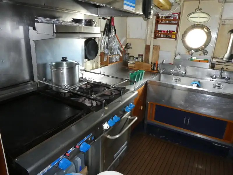 Kapal riset kanggo didol