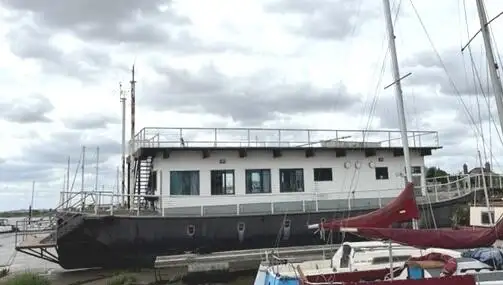 Barge akomodasi kanggo didol