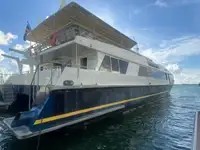 Katamaran kanggo didol