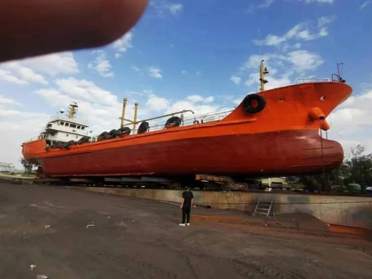 Kapal tanker minyak/bahan kimia kanggo didol