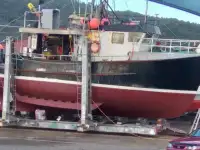Kapal longliner kanggo didol