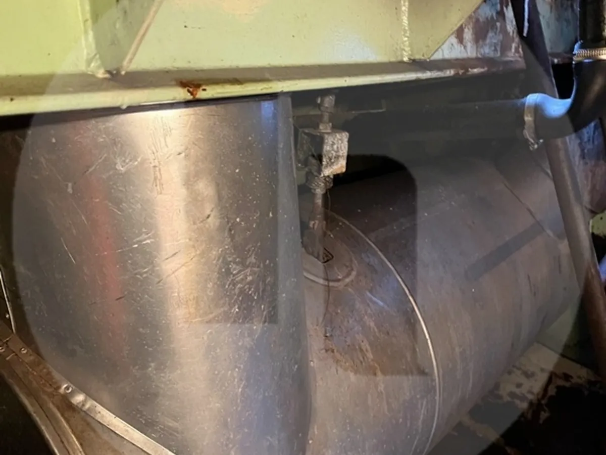 Kapal trawler berkas kanggo didol