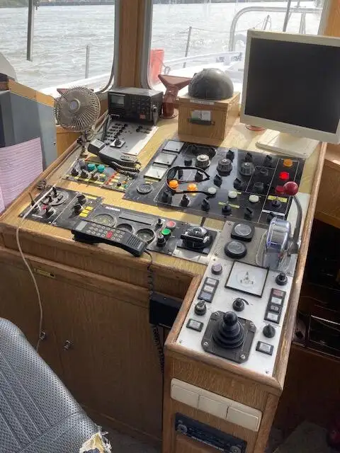 Kapal kerja kanggo didol