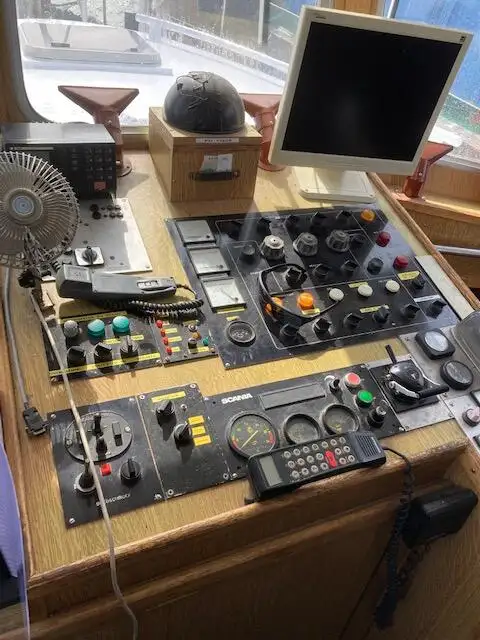 Kapal kerja kanggo didol