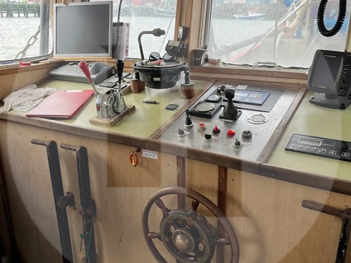 Kapal trawler berkas kanggo didol
