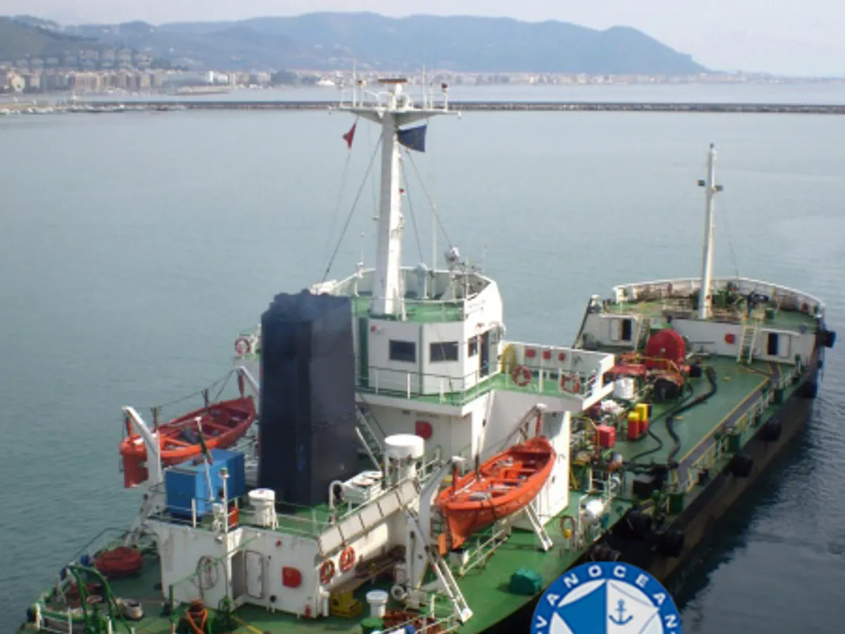 Kapal tanker minyak/bahan kimia kanggo didol