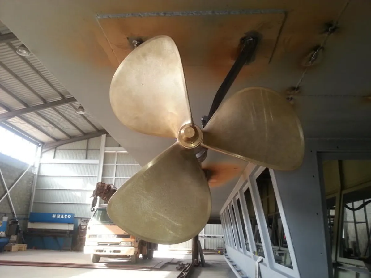 Kapal wisata kanggo didol