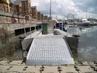 Kapal kontainer kanggo didol