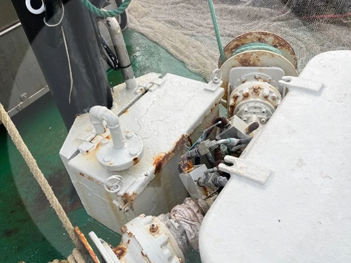 Kapal trawler berkas kanggo didol