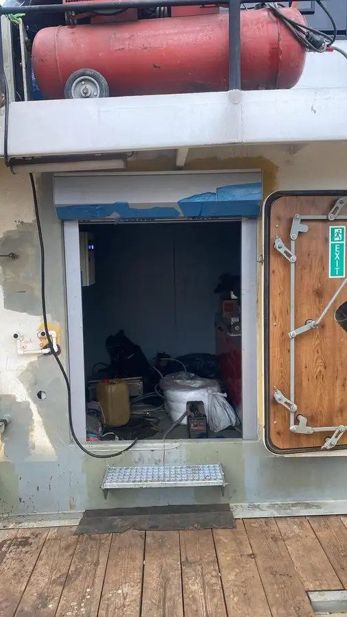Kapal kerja kanggo didol
