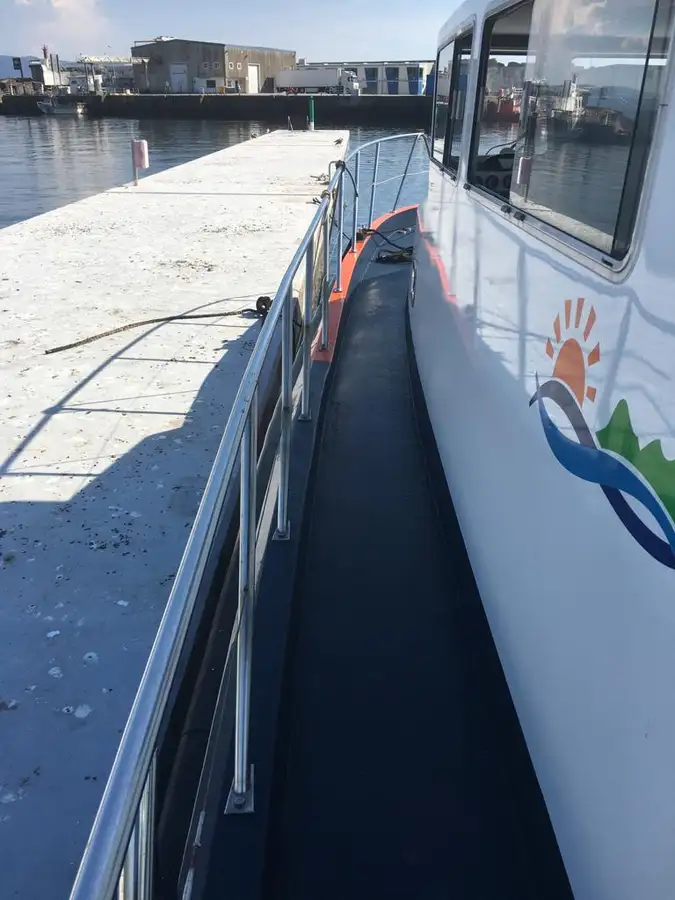 Kapal kerja kanggo didol